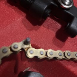Broken chain breaker