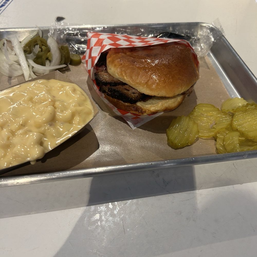 Henderson & Kane - Sliced Brisket Sandwich with Mac N' Cheese - Barbeque Near Me - Houston, Texas