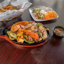 Burritoville - Fajitas Mixtas (Asada, pollo y camarón)