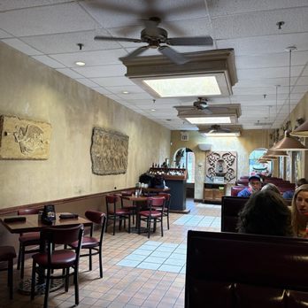 Primo's Restaurant, Bar & Catering - Front dining area - Italian Near Me - Yukon, Oklahoma Primo's Restaurant, Bar & Catering - Front dining area - Italian Near Me - Yukon, Oklahoma