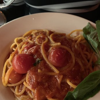 Ristorante Il Melograno - Spaghetti pomodoro - Italian Near Me - New York, New York Ristorante Il Melograno - Spaghetti pomodoro - Italian Near Me - New York, New York