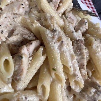 Win-Spuntino - Mouthwatering packed with flavor chicken Alfredo - Italian Near Me - Honolulu, Hawaii