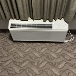 Super 8 by Wyndham Calgary Shawnessy Area - Good heating/cooling unit, not noisy.