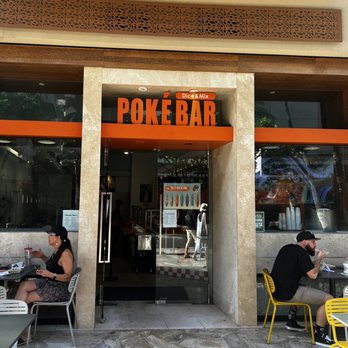 Poké Bar - Outside seating area - Poke Near Me - Honolulu, Hawaii