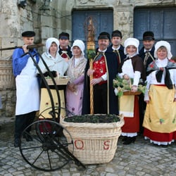 Eglise Saint Médard de Trelou-Sur-Marne - Les vignerons en tenue le jour de la Saint-Vincent devant le portail
