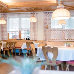 Restaurant Schloß Oedenberg - Im großen Gastraum ist durch viele Nischen die Privatsphäre gewahrt.
