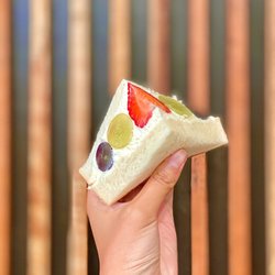 Dela Curo Curry - Fruit sando (07/2022)