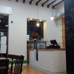 Le Petit Café - Interior del local, barra en la que se piden los pasteles