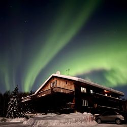 Alaska Grizzly Lodge - Aurora view with the lodge