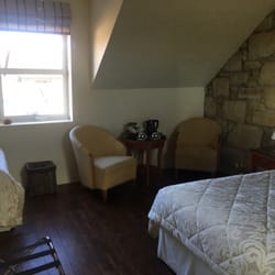 Mansedale House & Cottage - Unit over garage has king bed with seating area, and a twin bed in it's own nook in the room.