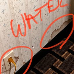 Northern Queen Inn - Here's the water around plug and wall