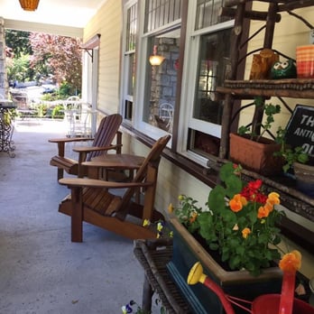 Abbeymoore Manor Bed & Breakfast - Front porch is made for relaxing. - Bed & Breakfast Near Me - Victoria, British Columbia Abbeymoore Manor Bed & Breakfast - Front porch is made for relaxing. - Bed & Breakfast Near Me - Victoria, British Columbia