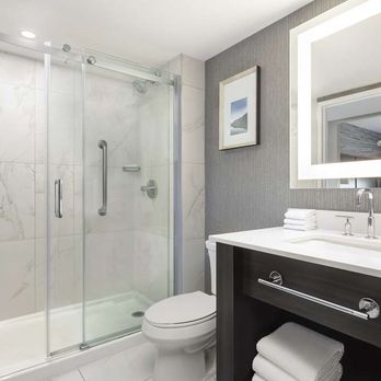 Embassy Suites by Hilton Toronto Airport - Guest room bath - Hotels Near Me - Toronto, Ontario Embassy Suites by Hilton Toronto Airport - Guest room bath - Hotels Near Me - Toronto, Ontario