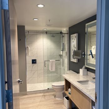 Marriott Virginia Beach Oceanfront Resort - Large bathroom - Hotels Near Me - Virginia Beach, Virginia Marriott Virginia Beach Oceanfront Resort - Large bathroom - Hotels Near Me - Virginia Beach, Virginia