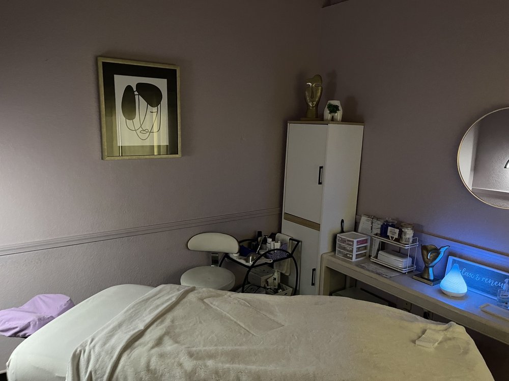 Jeanette’s Skin Studio Logo