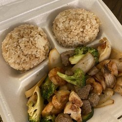 Niyozaki Grill - Entree and Soba plate with chicken, steak and shrimp