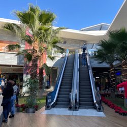 Centro Comercial El Dorado - Lado poniente de la plaza