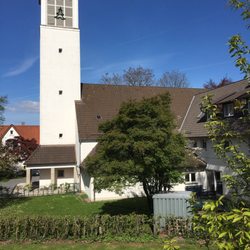Evangel.- Reformierte Kirche Hiddesen - Reformierte Kirche Hiddesen mit Sommertanne an der Glockenstube.