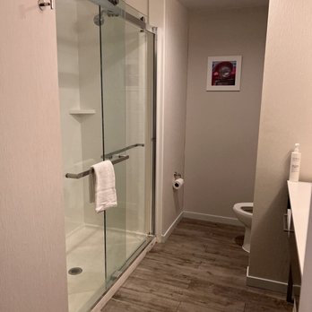 Hampton Inn Lebanon - Bathroom with spacious shower. - Hotels Near Me - Lebanon, Pennsylvania Hampton Inn Lebanon - Bathroom with spacious shower. - Hotels Near Me - Lebanon, Pennsylvania