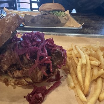 Izzy's Brooklyn Smokehouse - Beef Brisket Sandwich Grilled Chicken Sandwich lunch specials always hit the spot - Barbeque Near Me - Crown Heights, New York