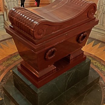 Tombeau de Napoléon - Paris, France: Tombeau de Napoléon at the historic Les Invalides is the final resting place of the great one. - Landmarks & Historical Buildings Near Me - Paris, 75