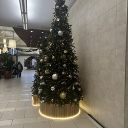 The Marketplace at Factoria - Holiday decorations