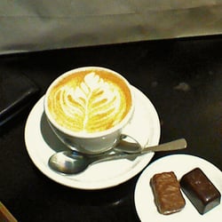 Chocolaterie Manon - Cappuccino mit 2 Pralinen...