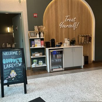 GoodVets - Lakeview - Welcome and refreshment area. - Veterinarians Near Me - Chicago, Illinois