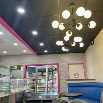 Baskin Robbins - Clean area to sit inside - Ice Cream & Frozen Yogurt Near Me - Corona, California
