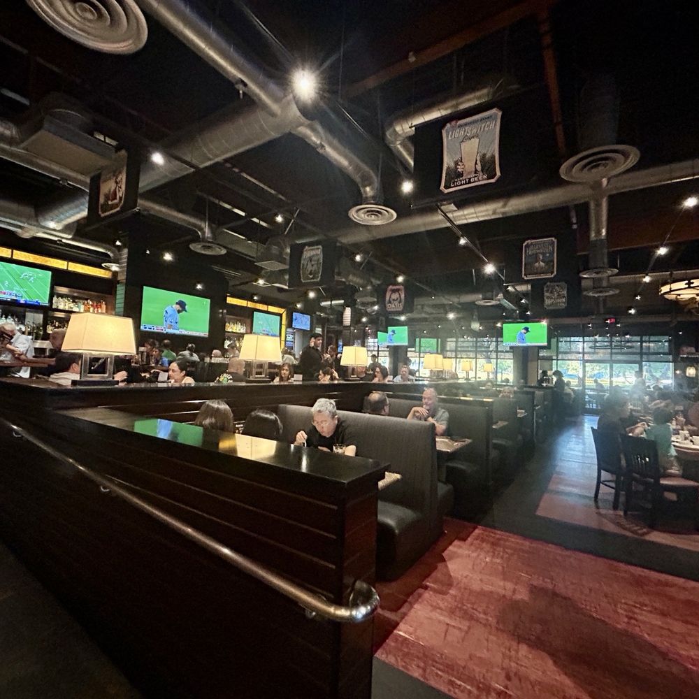 BJ's Restaurant & Brewhouse - Interior 9/2/26 - Pizza Near Me - Irvine, California BJ's Restaurant & Brewhouse - Interior 9/2/26 - Pizza Near Me - Irvine, California