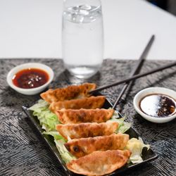 Dragon's Arch - Pot Stickers (6) 
Choice of chicken, pork or vegetable
锅贴（猪/鸡或蔬菜）