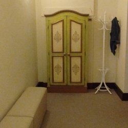 Muzeum Domków dla Lalek - Wejście do muzeum przez drzwi tej szafy!