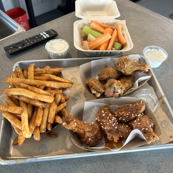 Fire Wings - Downey - 8 PC COMBO (Louisiana dry rub and Peanut Butter) - Chicken Wings Near Me - Downey, California