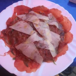Il Buongustaio - Rindercarpaccio auf Rucola mit Trüffelöl