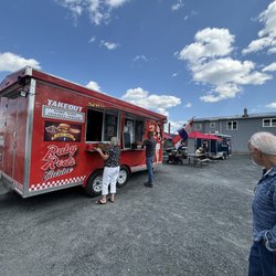 Ruby Red’s Cuisine - Picnic tables