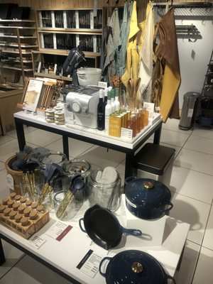 Crate & Barrel by null