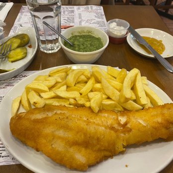 Happy Days - Giant portion of bland fish & chips =( - Fish & Chips Near Me - London, XGL