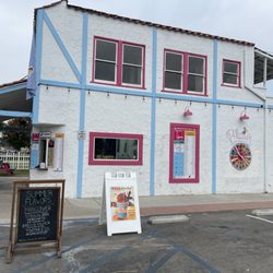 Pelican’s Snoballs - Kingsburg - Building
