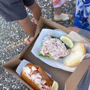 Captain Scott's Lobster Dock - Cold lobby on gf bun & hot lobby - Seafood Near Me - New London, Connecticut