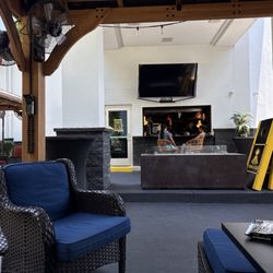 Jallo Wine & Spirits - Outdoor smoke area