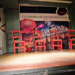 La Taberna de Mister Pinkleton - Very nice intimate stage for the performers
