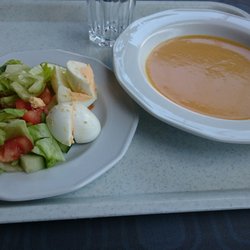 Ravintola Delicatessen Klondyke - Bataattisosekeittoa ja salaattia
