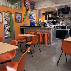 Vic's Pizzeria - Dining room