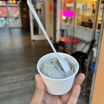 Frite & Scoop - Early Grey Vanilla - Ice Cream & Frozen Yogurt Near Me - Astoria, Oregon