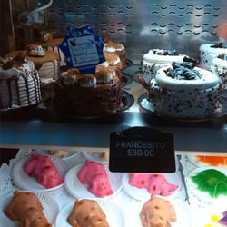 Pastelería La Esperanza - Los pasteles en miniatura son muy ricos  y las gelatinas tienen diseños ingeniosos