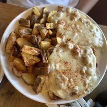 McKay Cottage Restaurant - Biscuits and gravy w breakfast potatoes - American Near Me - Bend, Oregon