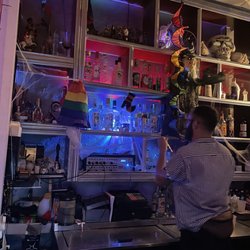 Zal Si Puedes - Jeffrey making my Don Q and coke