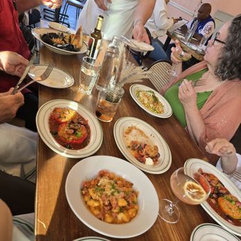 Chez Lafayette - Nice to meet friends and family - Cajun/Creole Near Me - Tacoma, Washington