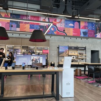T-Mobile Experience Store - Mobile Phones Near Me - Chicago, Illinois