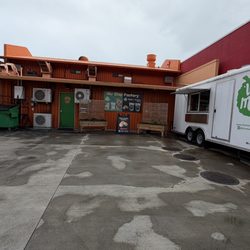 Ulu Mana - Small parking lot. I usually park in the big lot across the street for Hawaiian Chip Company